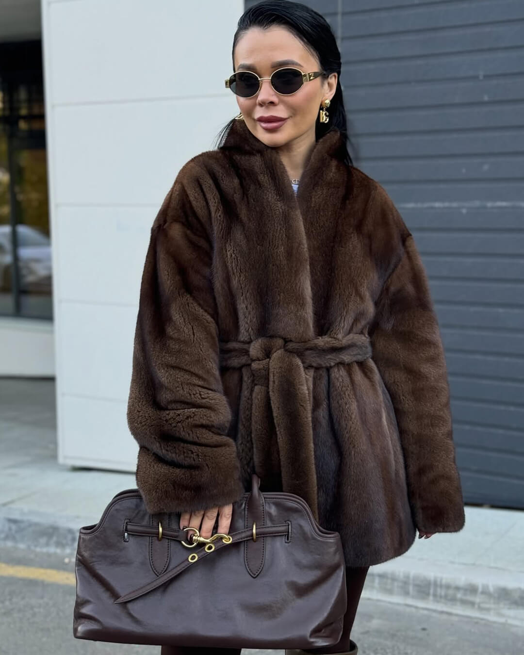 Veste en fausse fourrure couleur noisette avec ceinture