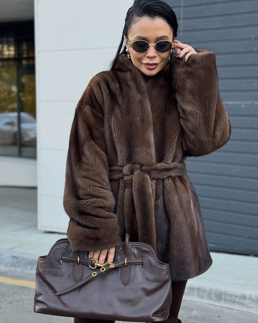 Veste en fausse fourrure couleur noisette avec ceinture