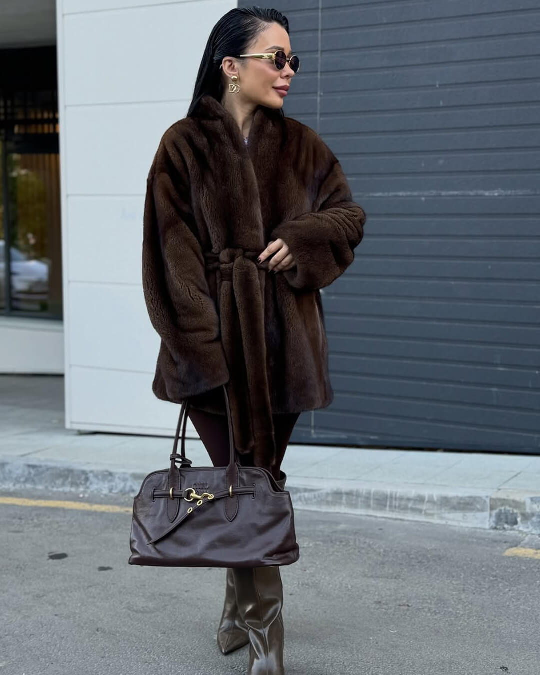 Veste en fausse fourrure couleur noisette avec ceinture