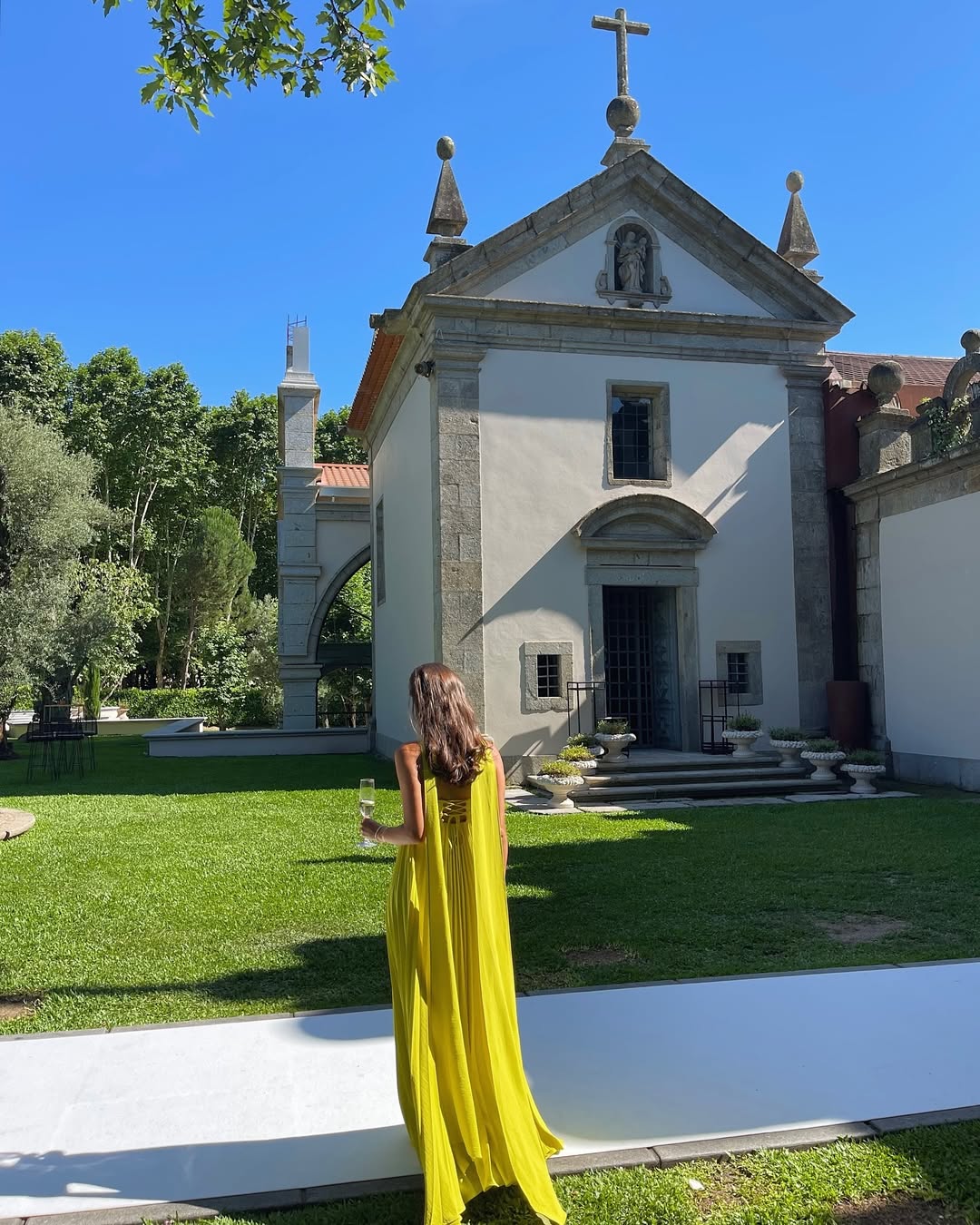 Robe longue dos nu froncée avec foulard Helena