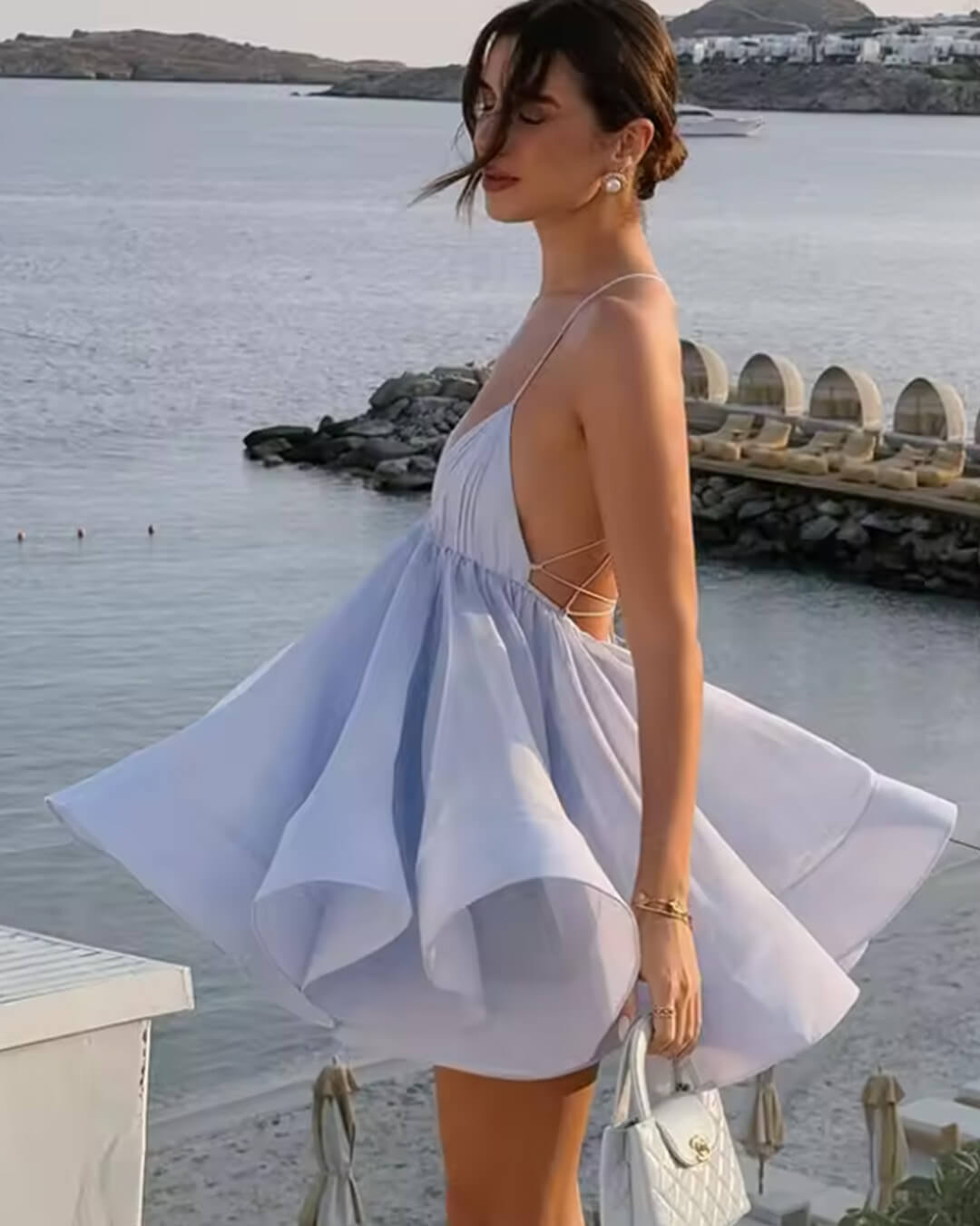 Mini-robe à bretelles et col en V Helena