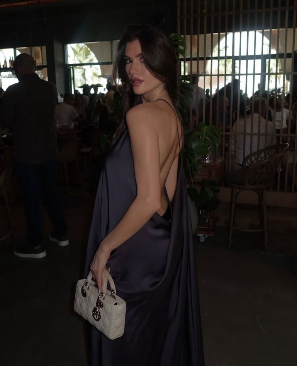 Robe longue Indira en satin à dos nu