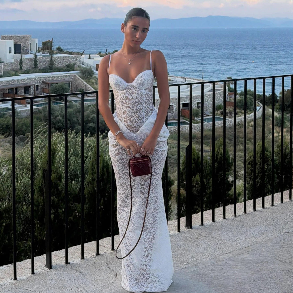 Robe longue corsetée en dentelle Isabella