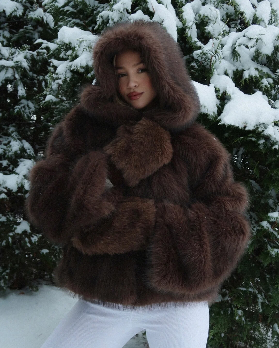 Manteau court à capuche en fausse fourrure Ivy