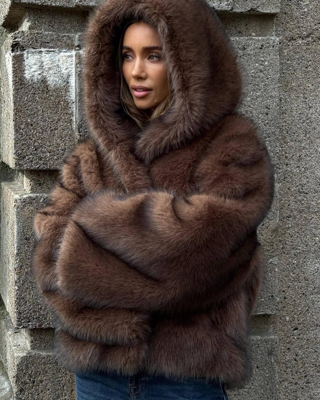 Manteau court à capuche en fausse fourrure Ivy