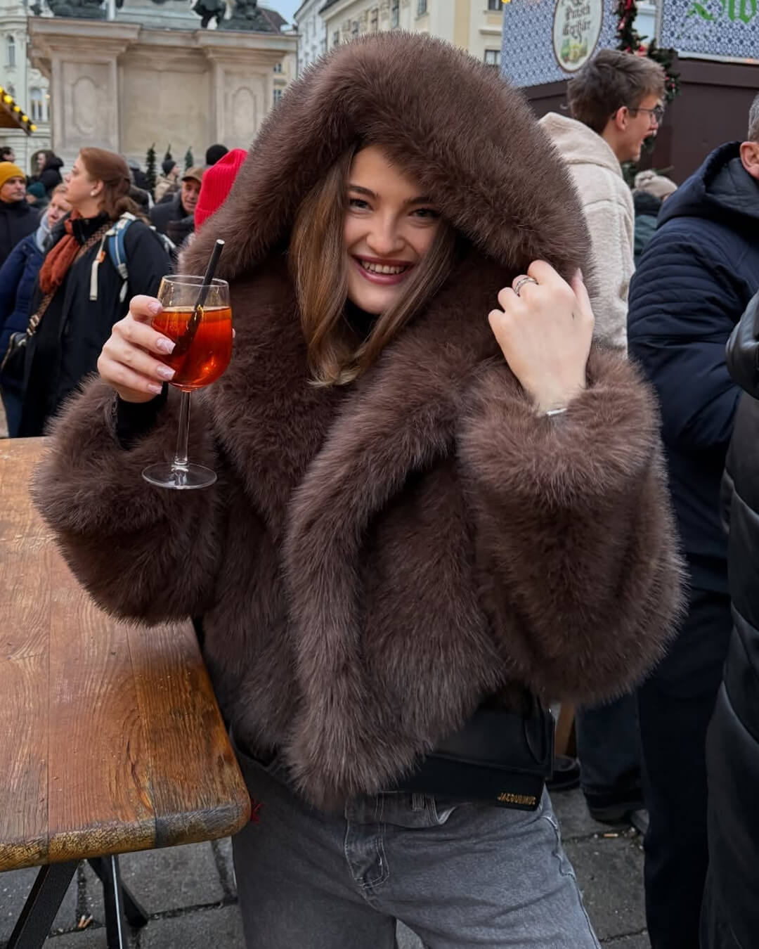 Manteau court à capuche en fausse fourrure Ivy