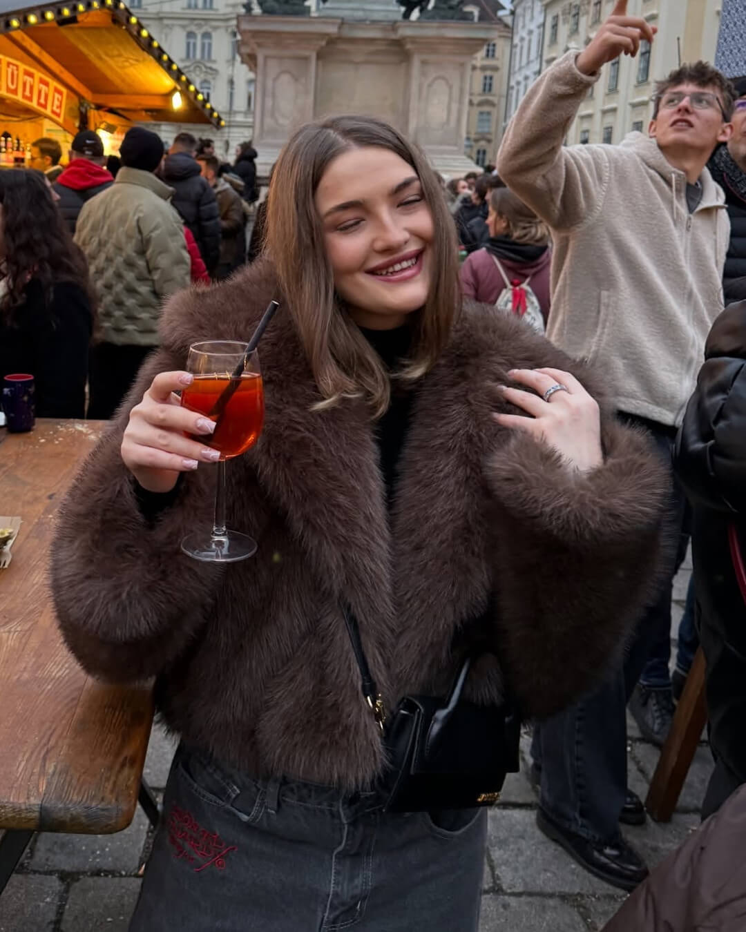 Manteau court à capuche en fausse fourrure Ivy
