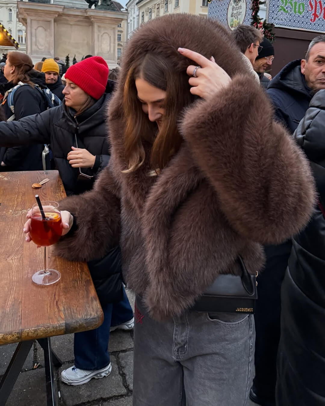 Manteau court à capuche en fausse fourrure Ivy
