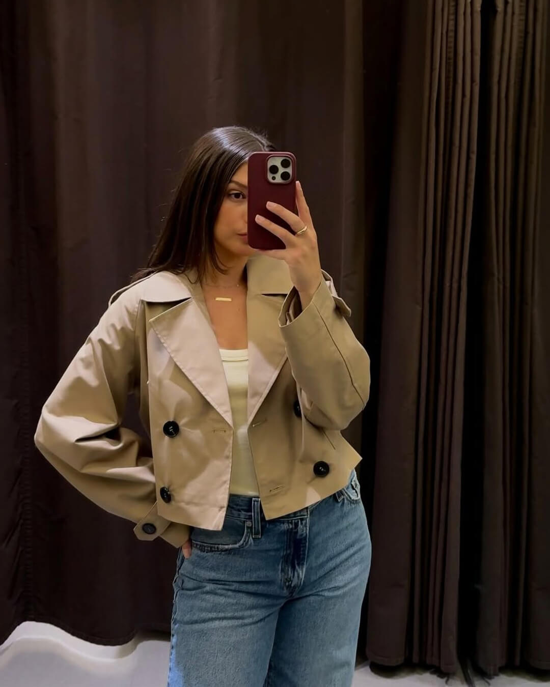 Trench-coat court Janice