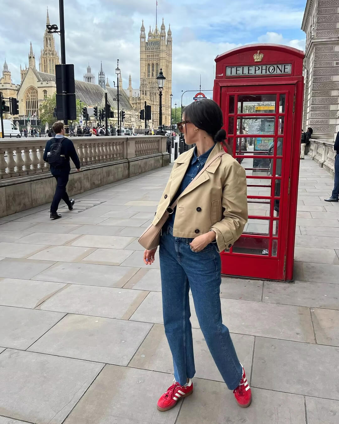 Trench-coat court Janice