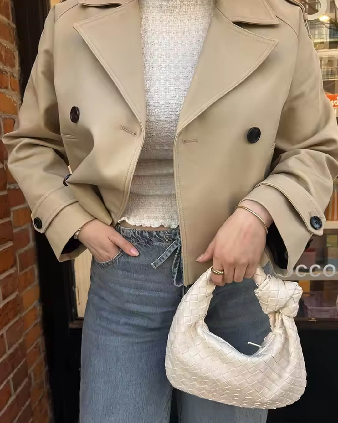 Trench-coat court Janice