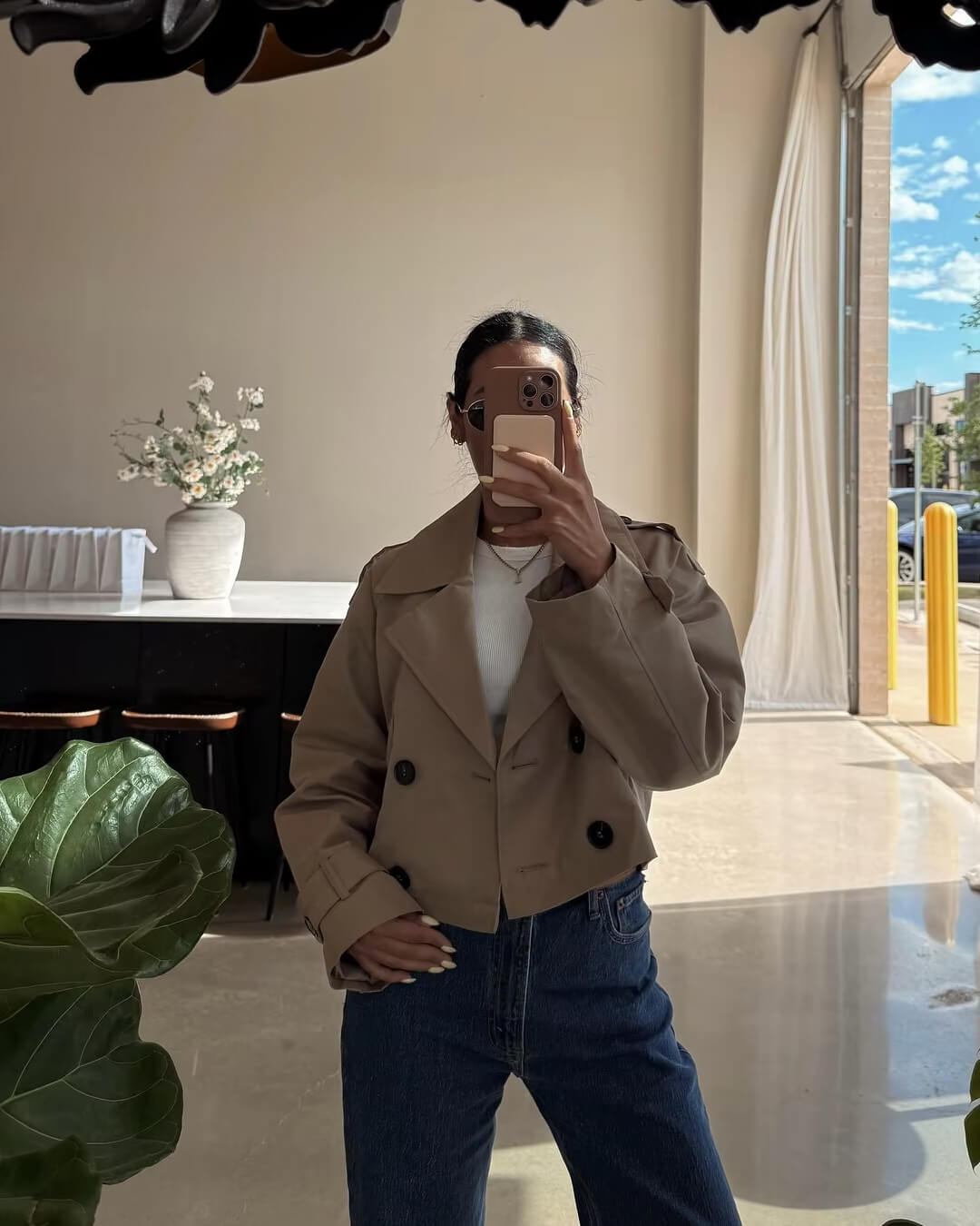 Trench-coat court Janice