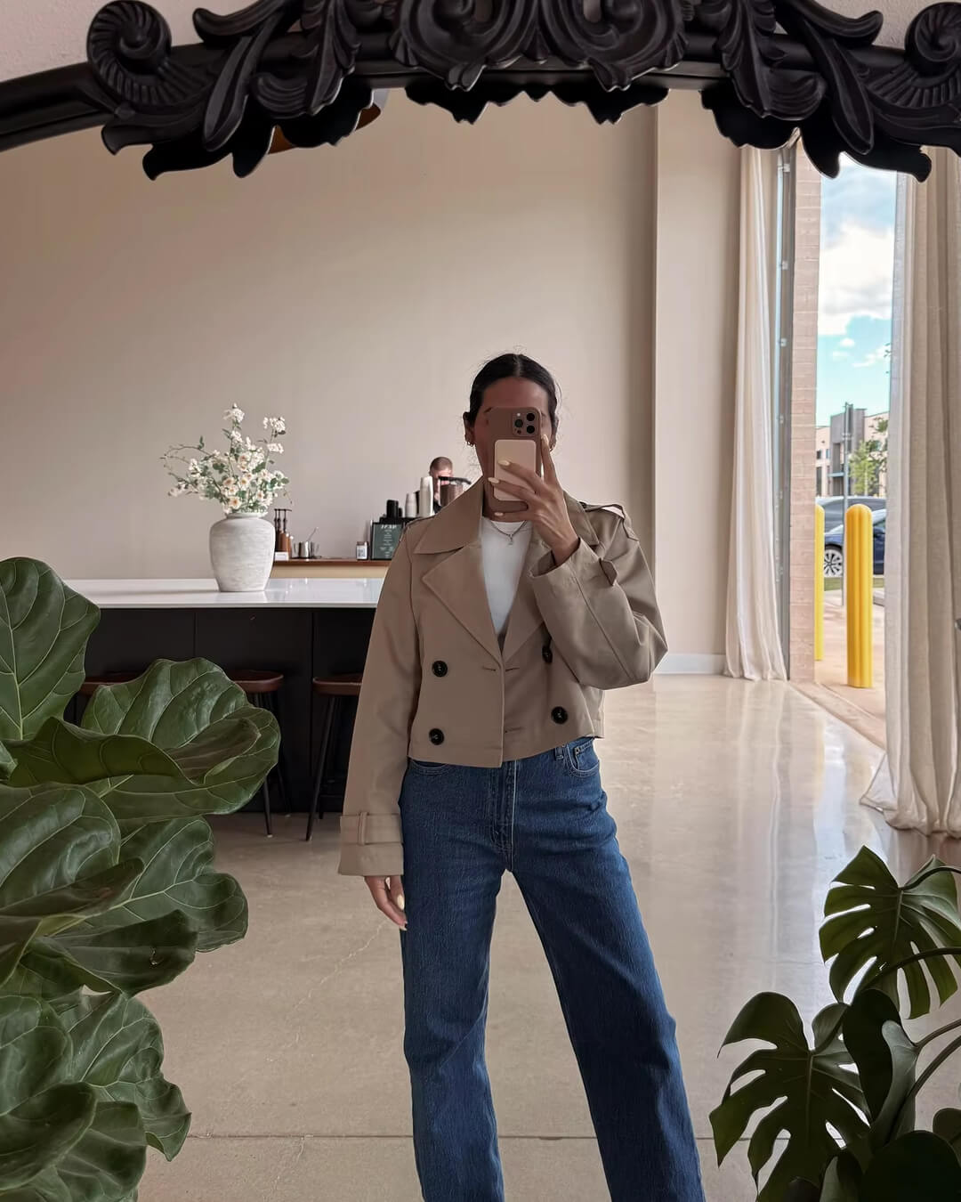 Trench-coat court Janice