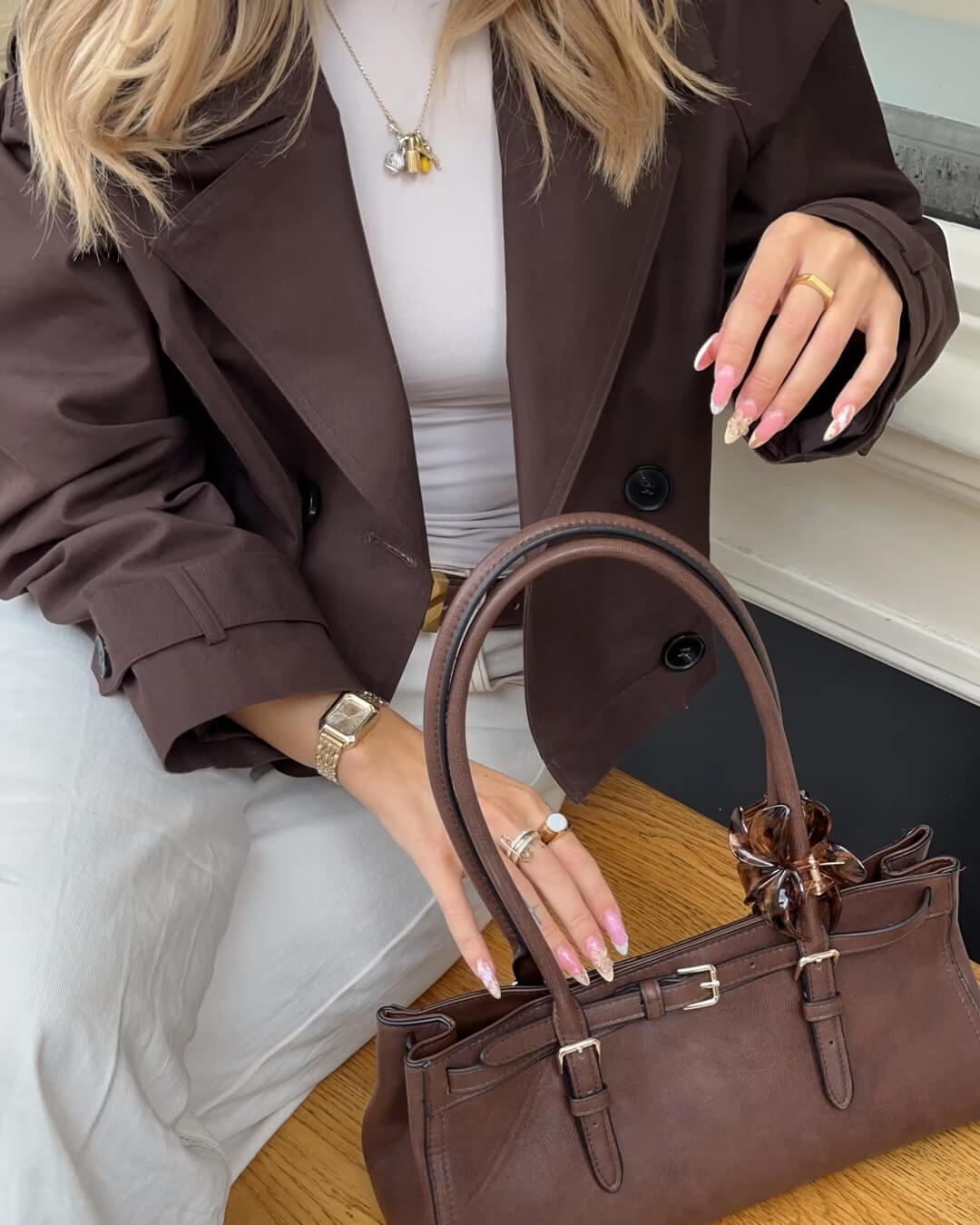 Trench-coat court Janice