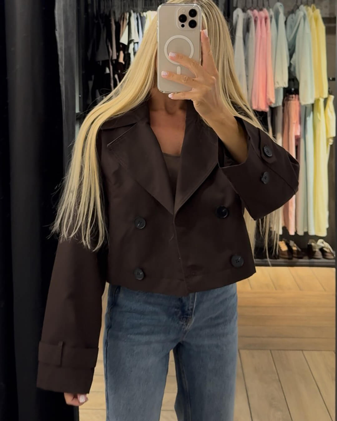 Trench-coat court Janice