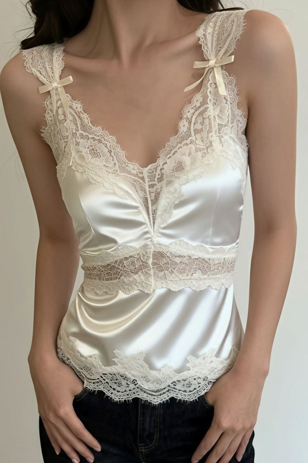 Blouse Julianne sans manches en satin et dentelle à col en V