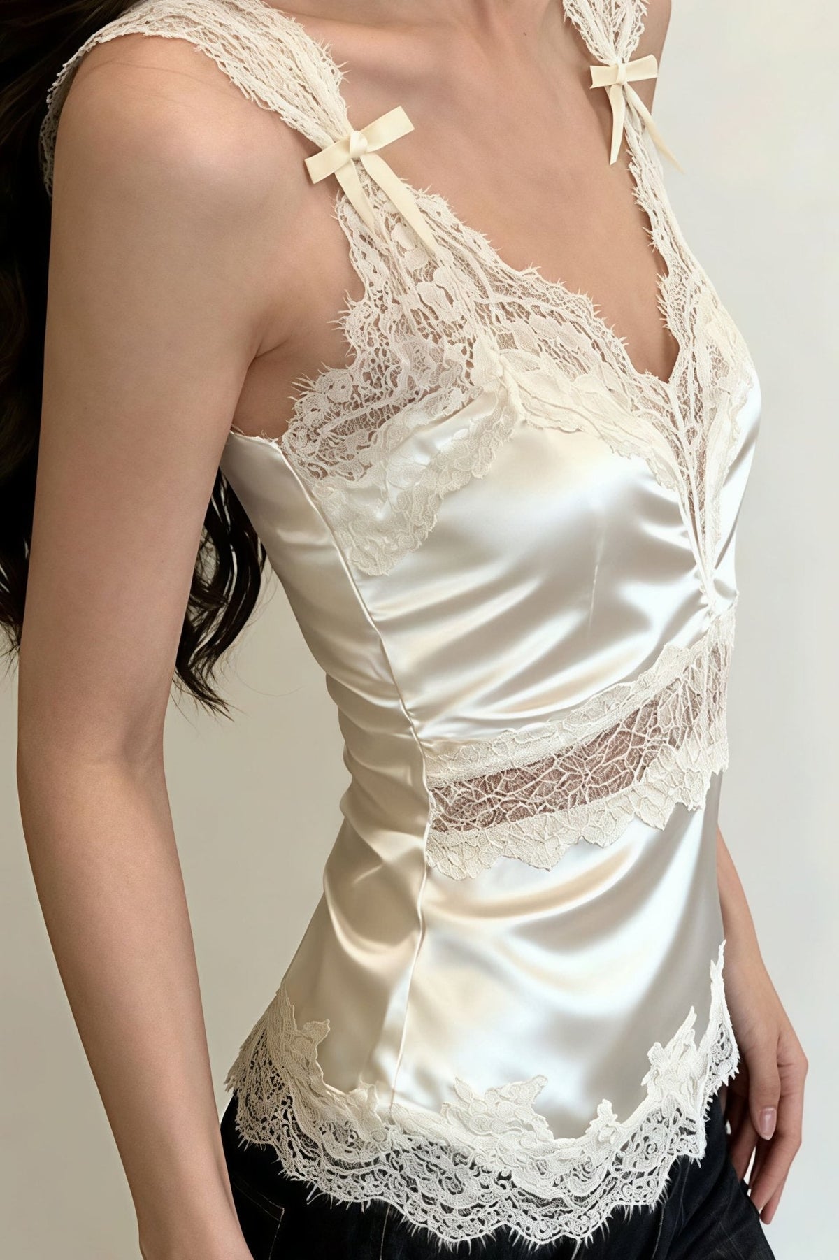 Blouse Julianne sans manches en satin et dentelle à col en V