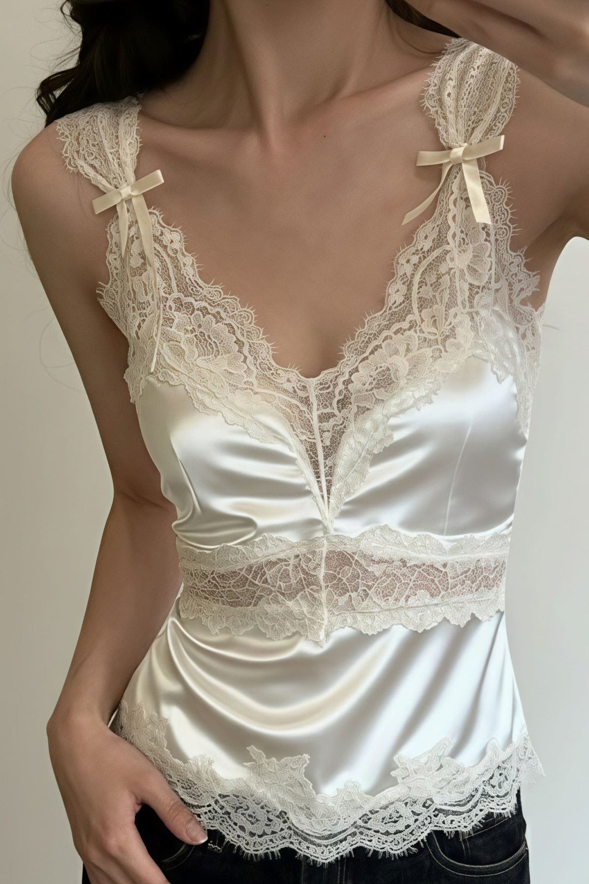 Blouse Julianne sans manches en satin et dentelle à col en V