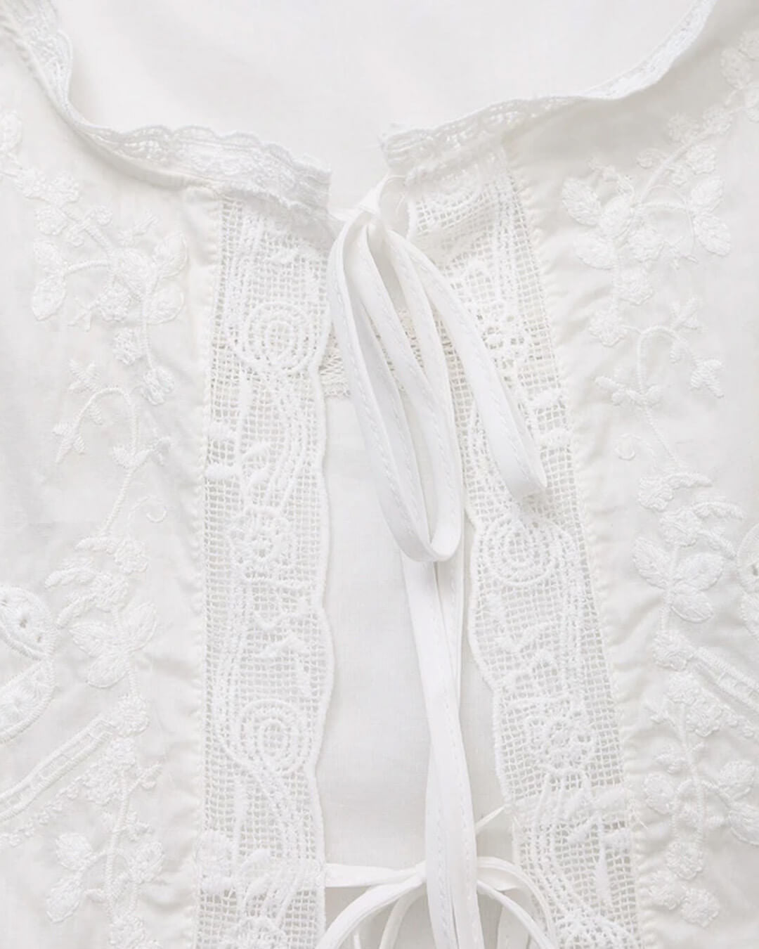 Blouse brodée à bordure en dentelle Juvie