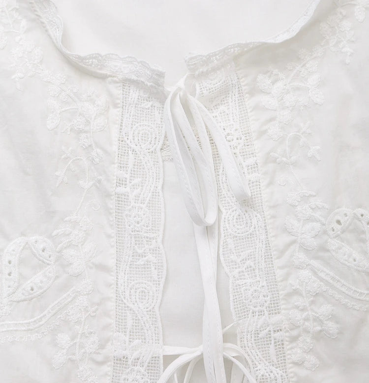 Blouse brodée à bordure en dentelle Juvie
