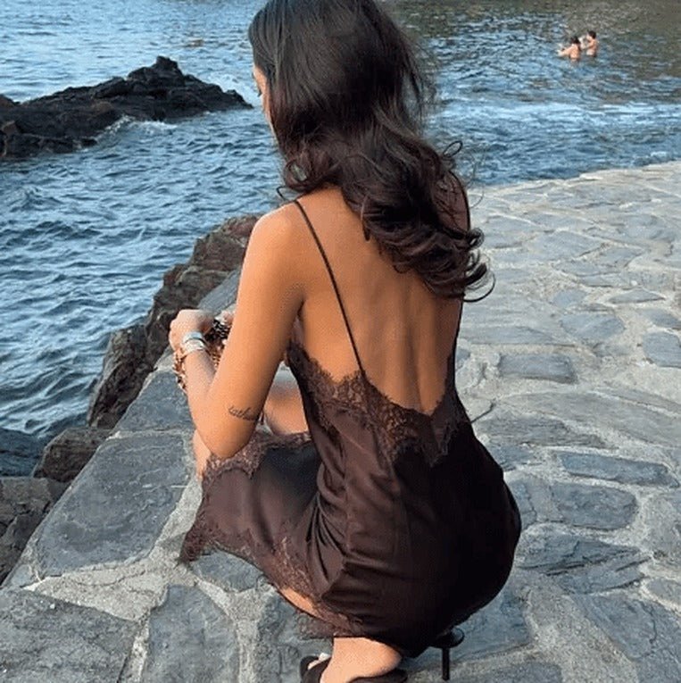 Robe courte asymétrique en satin Kara