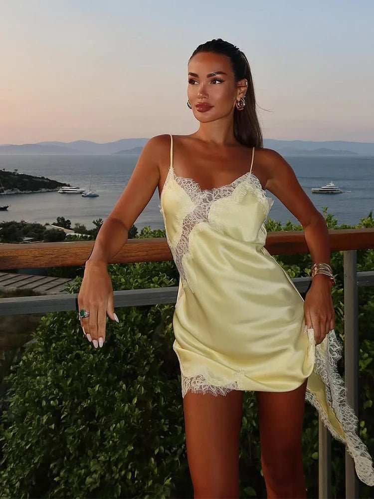 Robe courte asymétrique en satin Kara