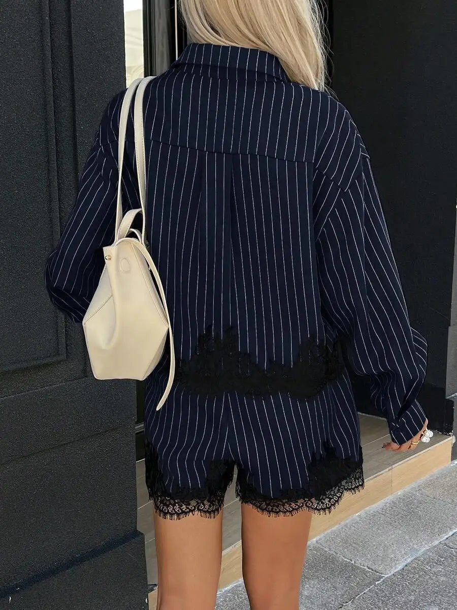Ensemble short à fines rayures et ourlet bordé de dentelle Kate