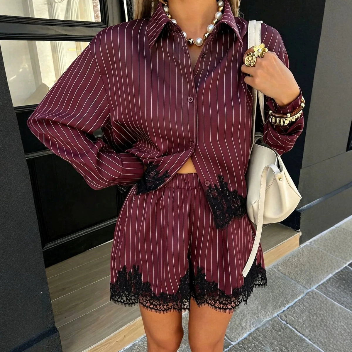 Ensemble short à fines rayures et ourlet bordé de dentelle Kate