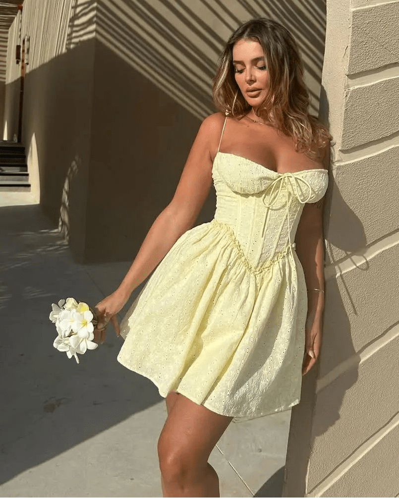 Robe courte Katie brodée à découpes