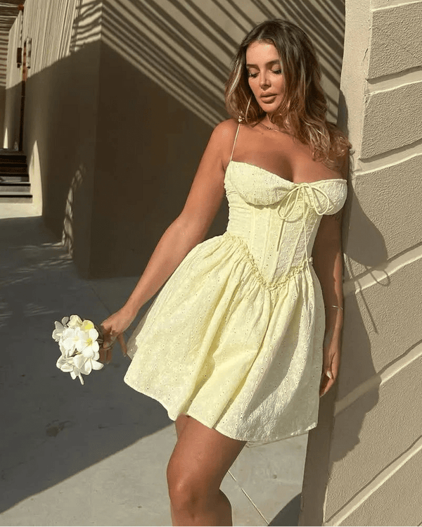Robe courte Katie brodée à découpes