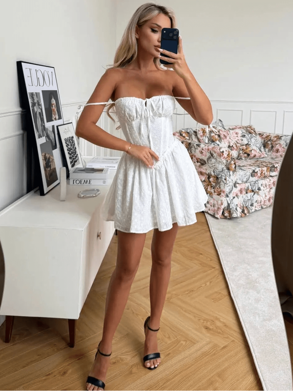 Robe courte Katie brodée à découpes