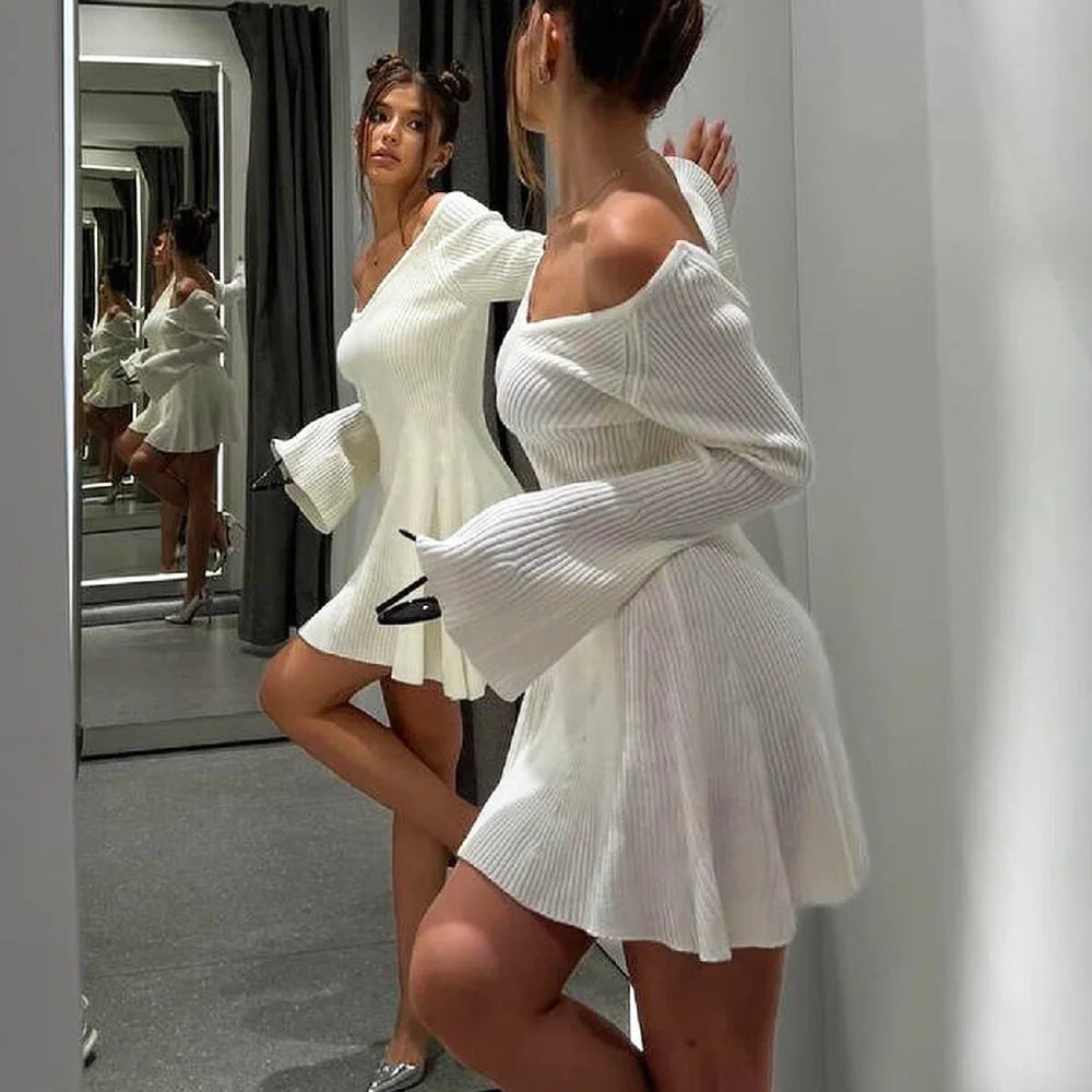 Robe courte en maille à col en V et épaules dénudées