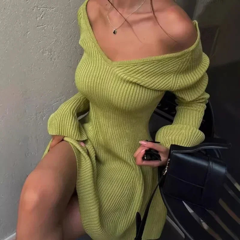 Robe courte en maille à col en V et épaules dénudées
