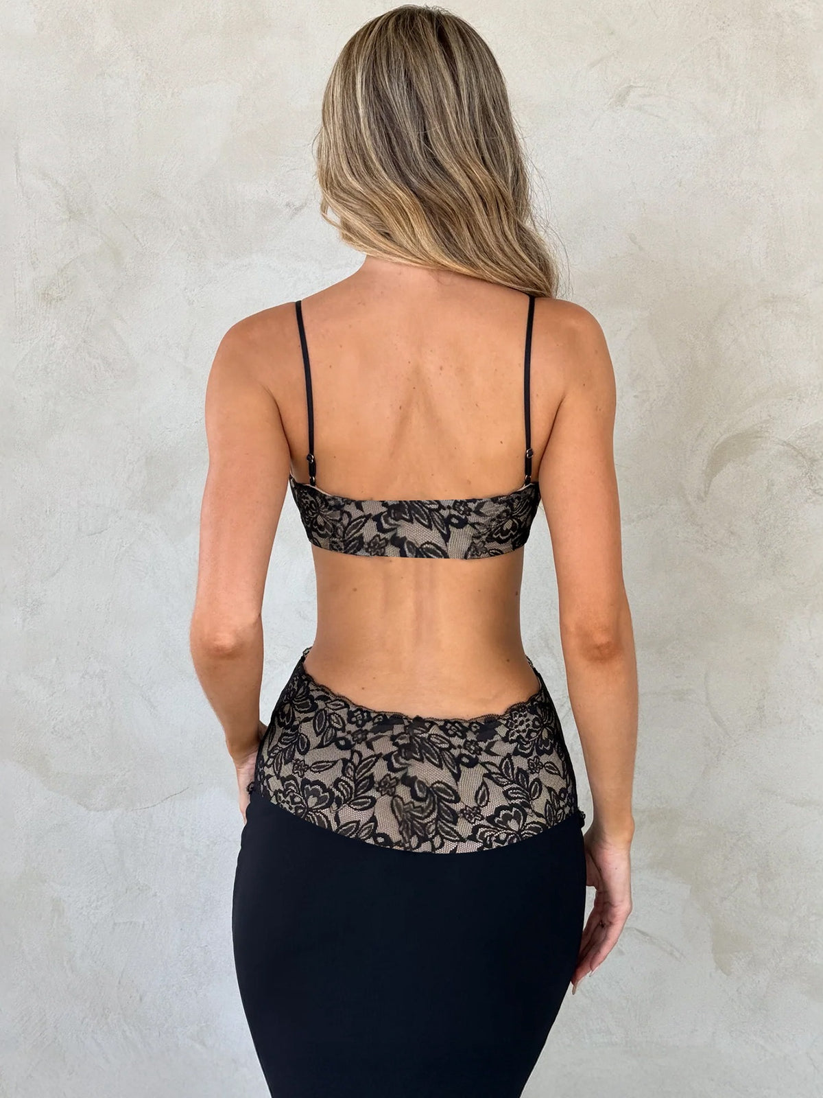 Robe longue en dentelle à découpes Carys