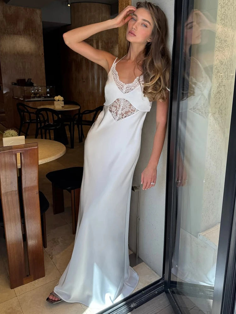 Robe longue en dentelle à col en V et à lacets