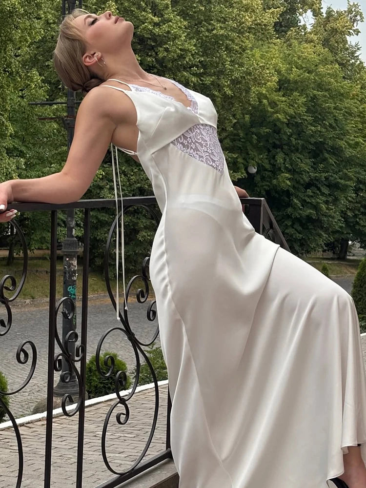 Robe longue en dentelle à col en V et à lacets