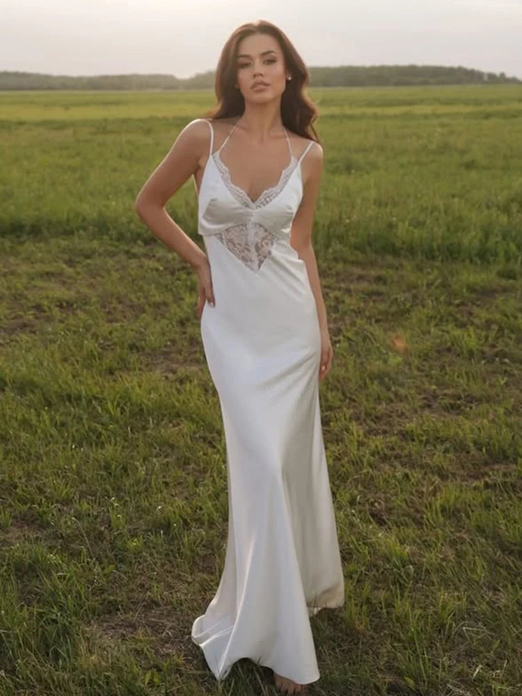 Robe longue en dentelle à col en V et à lacets