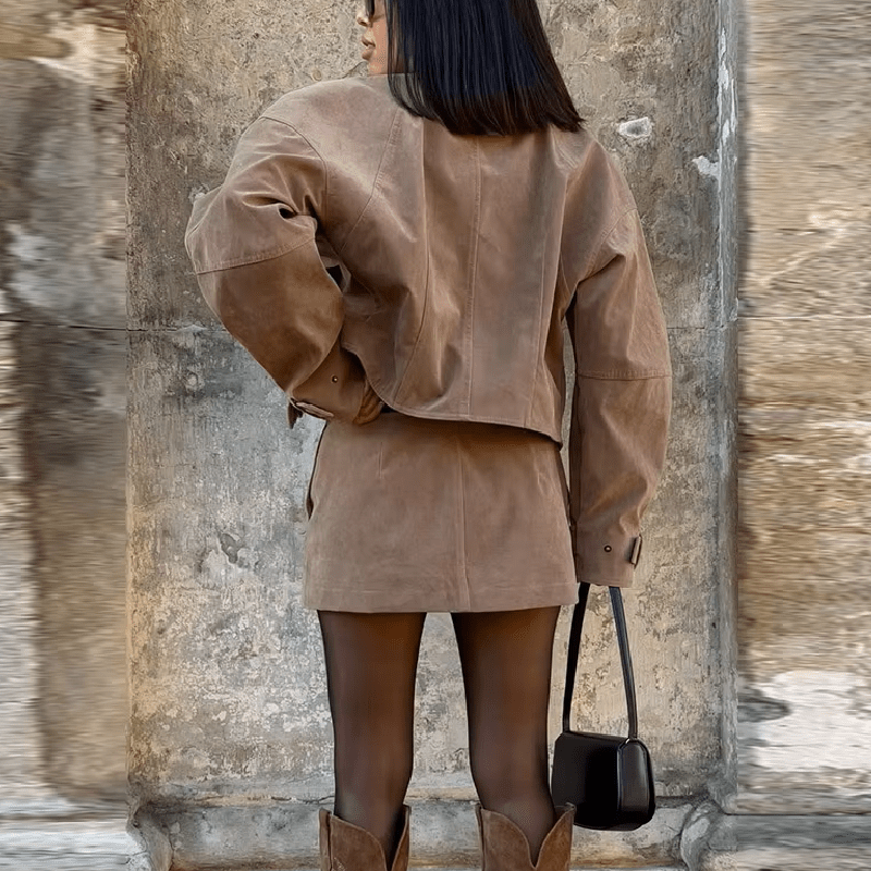 Ensemble Lara avec manteau court en daim et minijupe