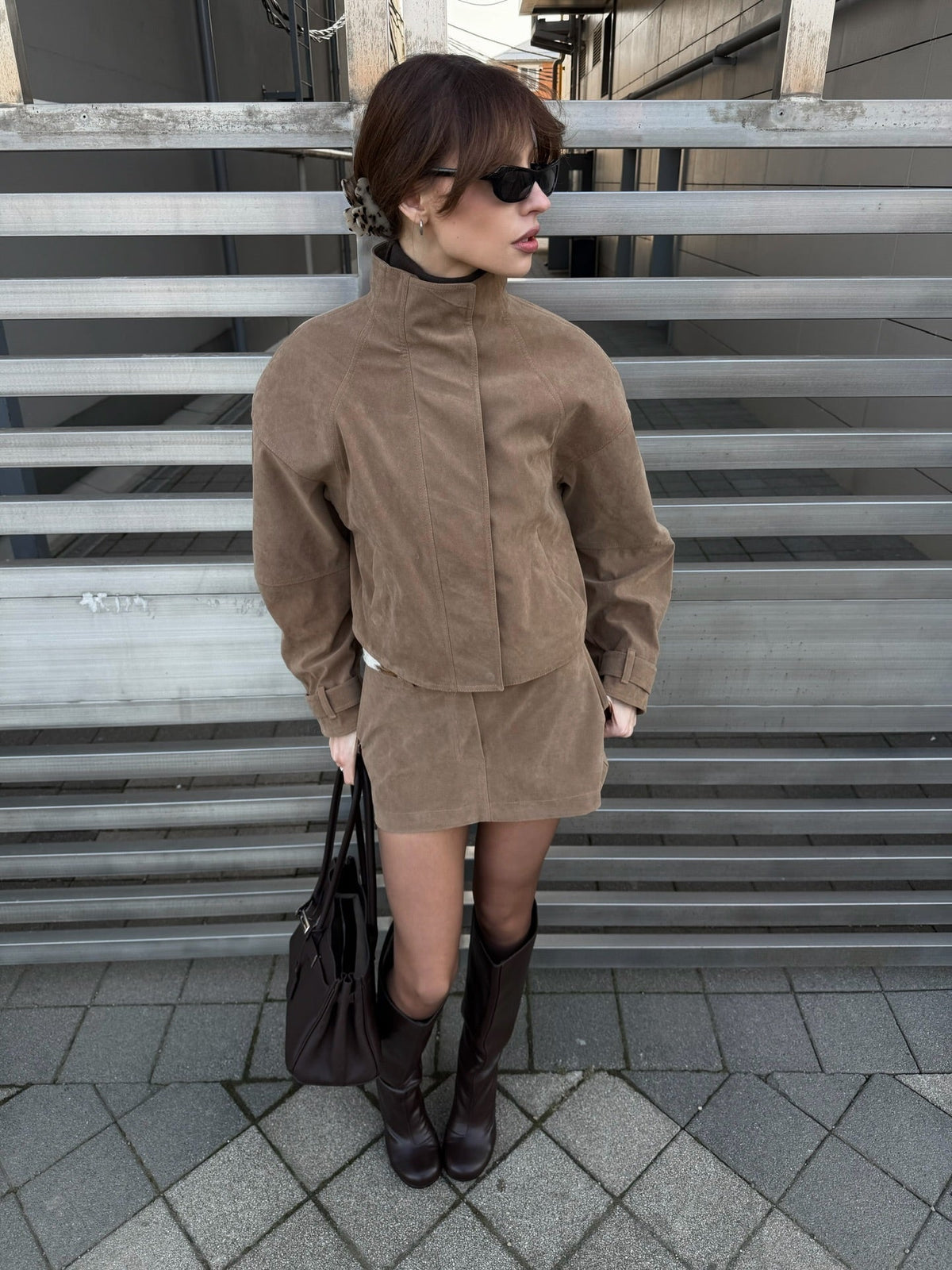 Ensemble Lara avec manteau court en daim et minijupe