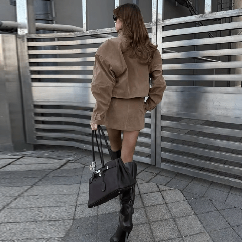 Ensemble Lara avec manteau court en daim et minijupe