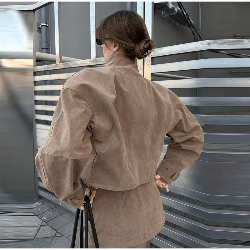 Ensemble Lara avec manteau court en daim et minijupe