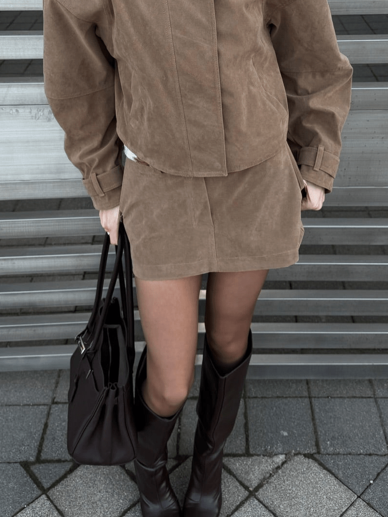 Ensemble Lara avec manteau court en daim et minijupe