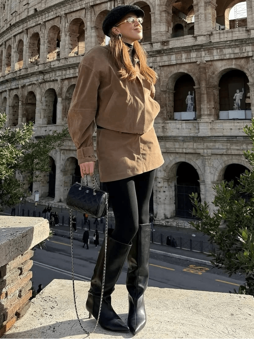 Ensemble Lara avec manteau court en daim et minijupe