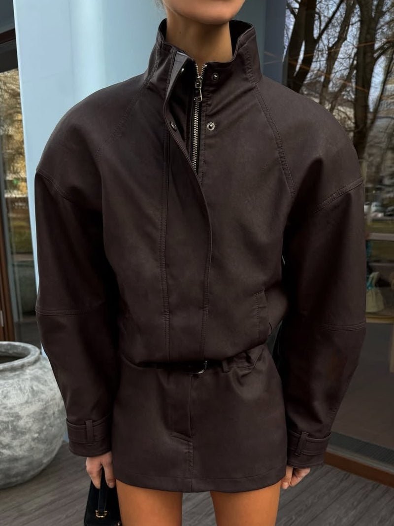 Ensemble Lara avec manteau court en daim et minijupe