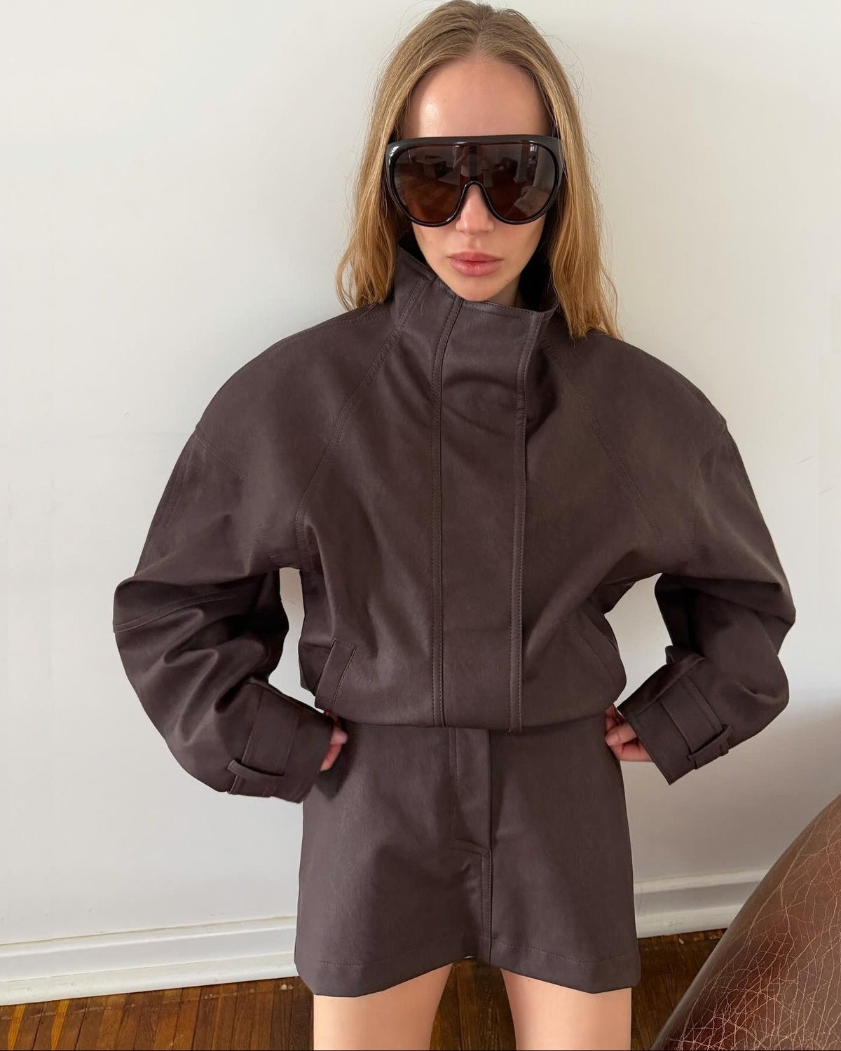 Ensemble Lara avec manteau court en daim et minijupe