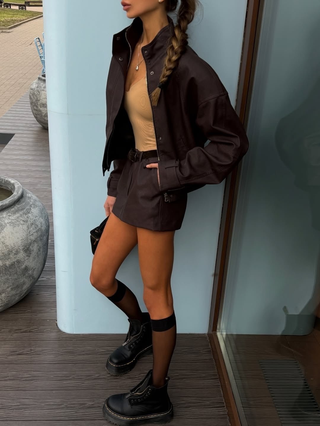 Ensemble Lara avec manteau court en daim et minijupe
