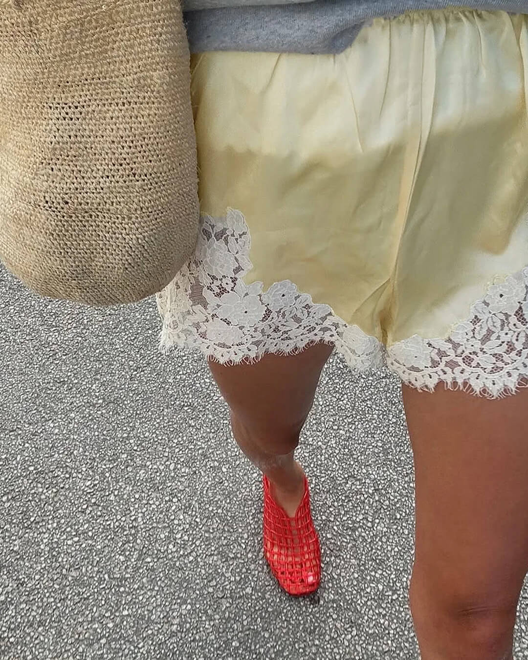 Short satiné Laura à empiècements en dentelle