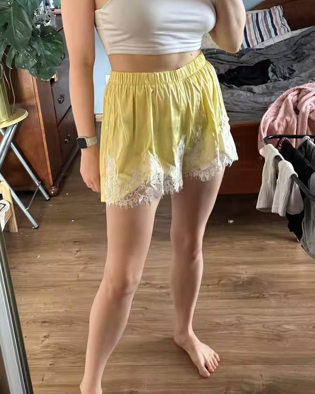 Short satiné Laura à empiècements en dentelle