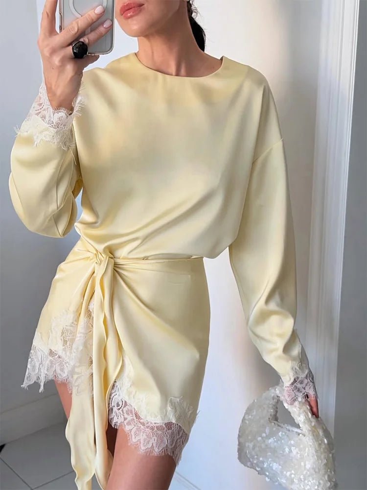 Robe en satin et dentelle à détails noués Linda