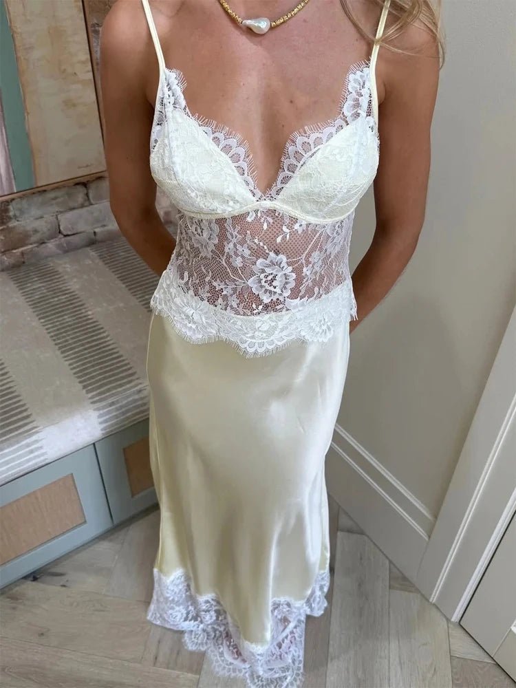 Robe Lora en satin et dentelle, épaules dénudées